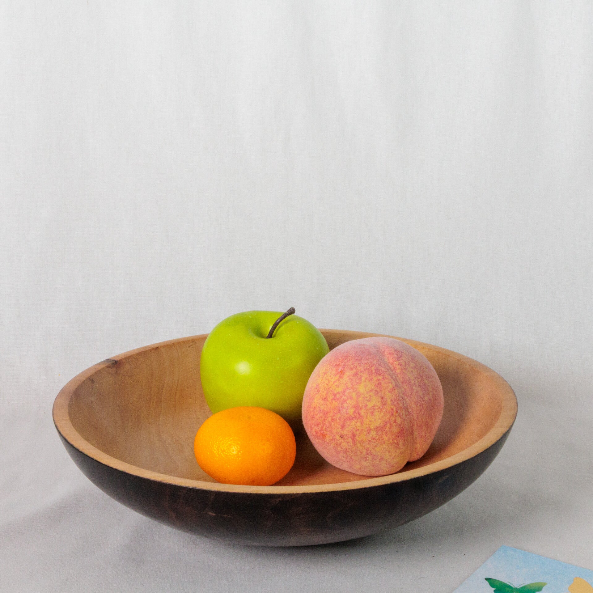 Schaal van gekleurd Hazelnoothout