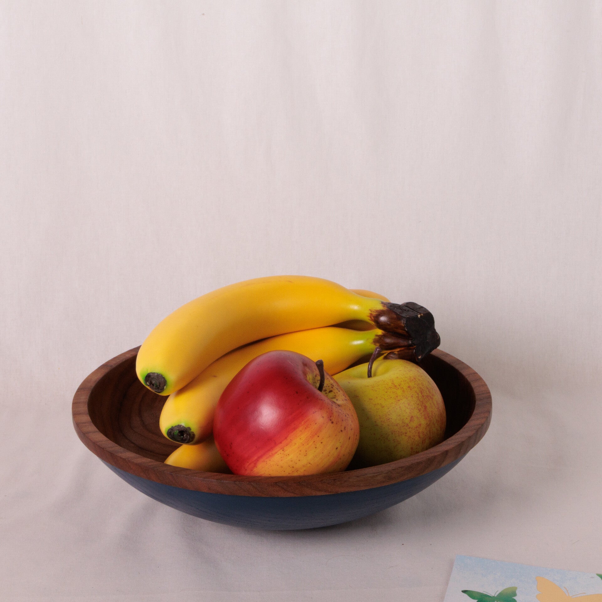 Schaal van Iepenhout met Indigo acryllak