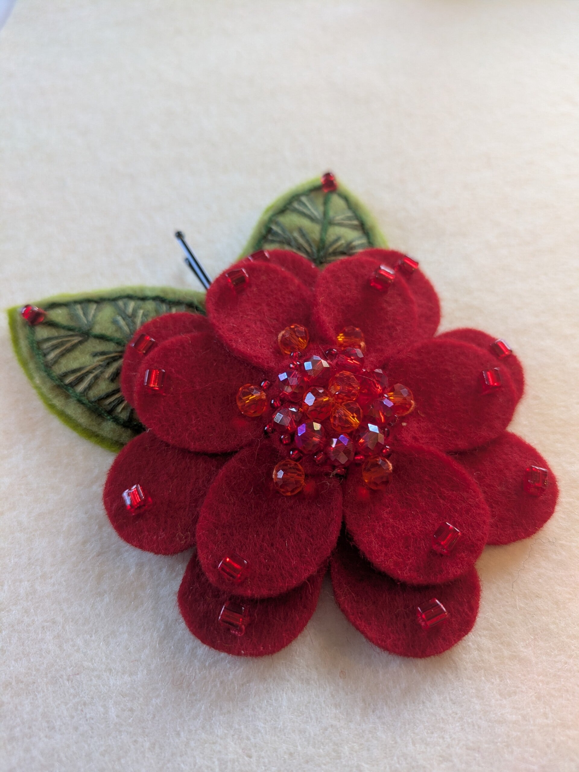 Barrette fleur laine feutrée - rouge