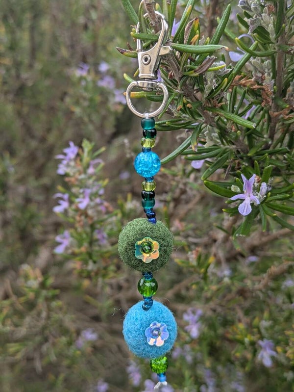 Bijou de sac en laine feutrée et sequins fleurs  - vert foncé, bleu