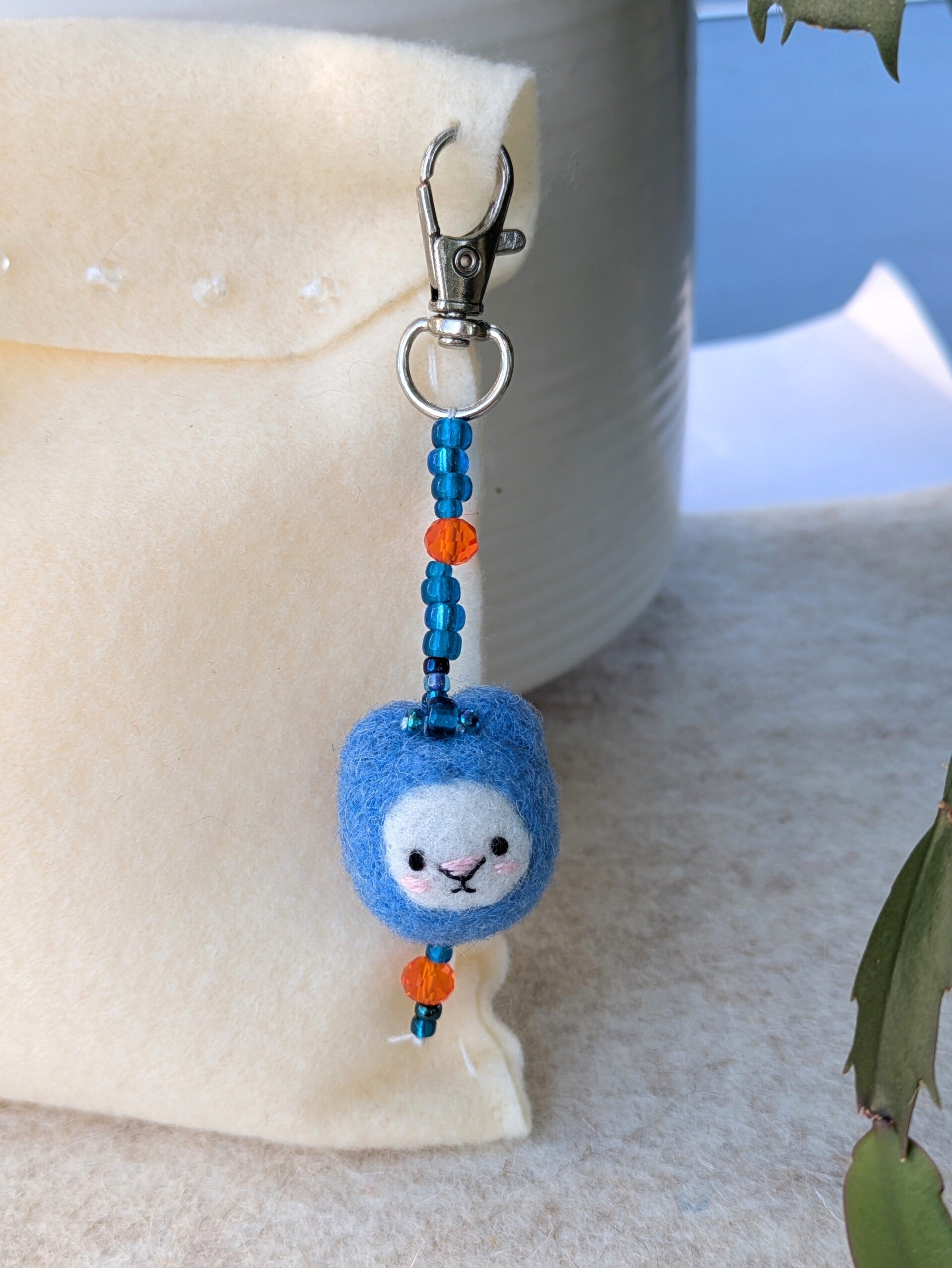 Bijou de sac en laine feutrée - Petite créature