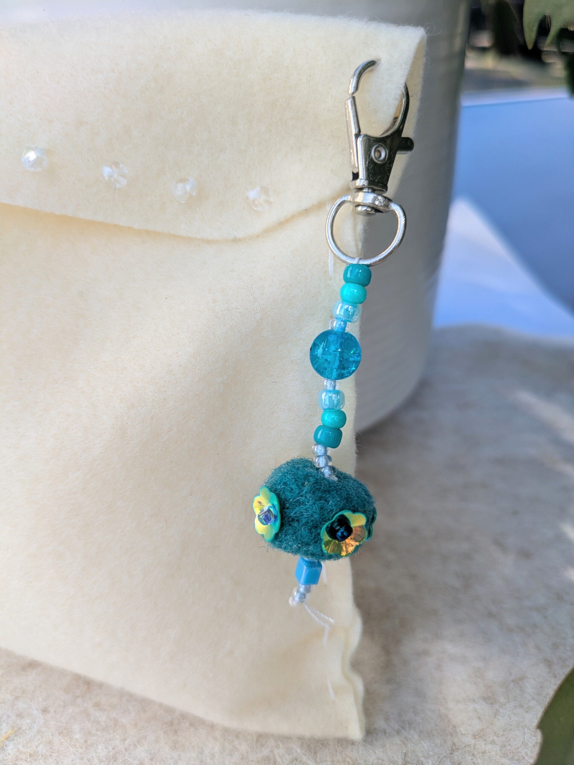 Bijou de sac en laine feutrée - Sequins fleurs