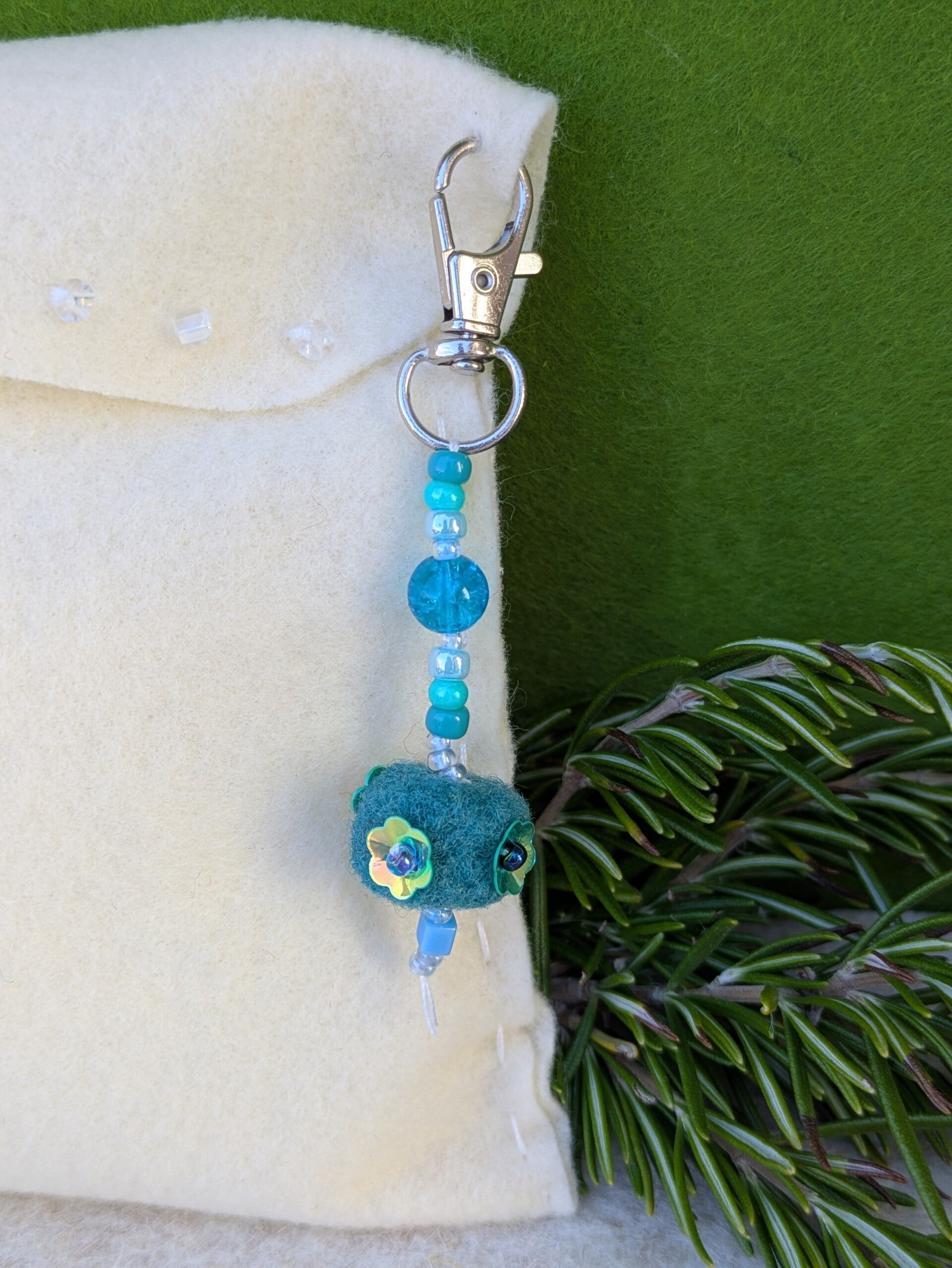 Bijou de sac en laine feutrée - Sequins fleurs