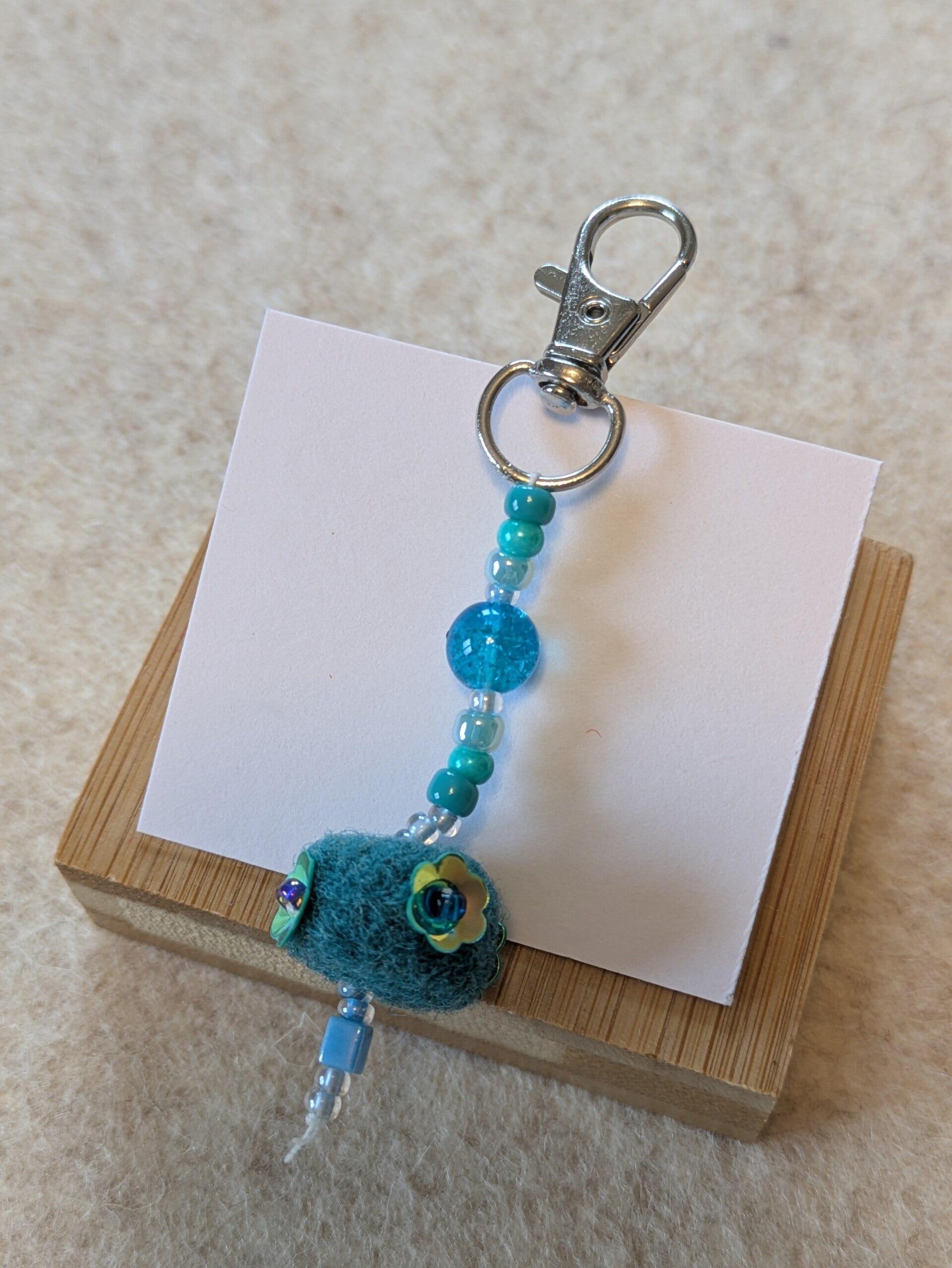 boucle d'oreille laine feutrée verte