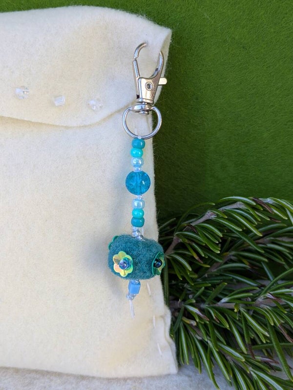 Bijou de sac en laine feutrée - Sequins fleurs