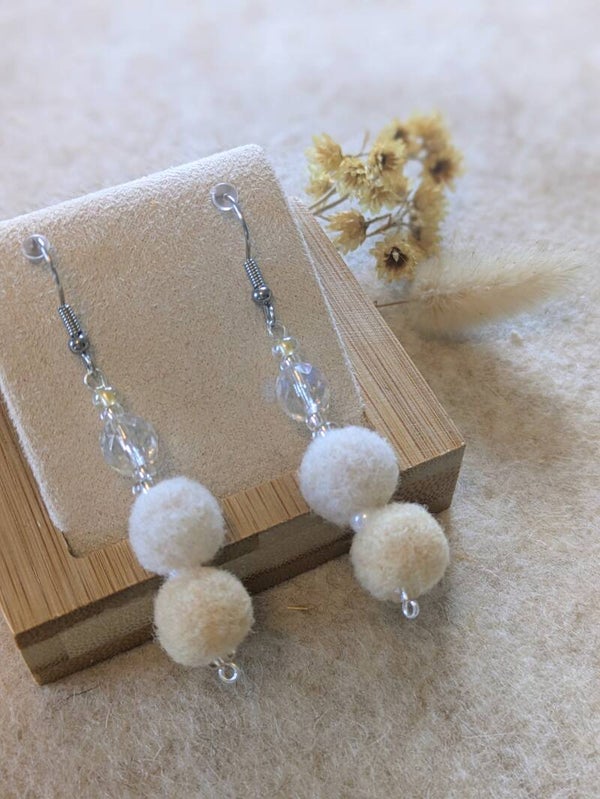 Boucles d'oreilles bicolores - écrues claires et écrues foncées