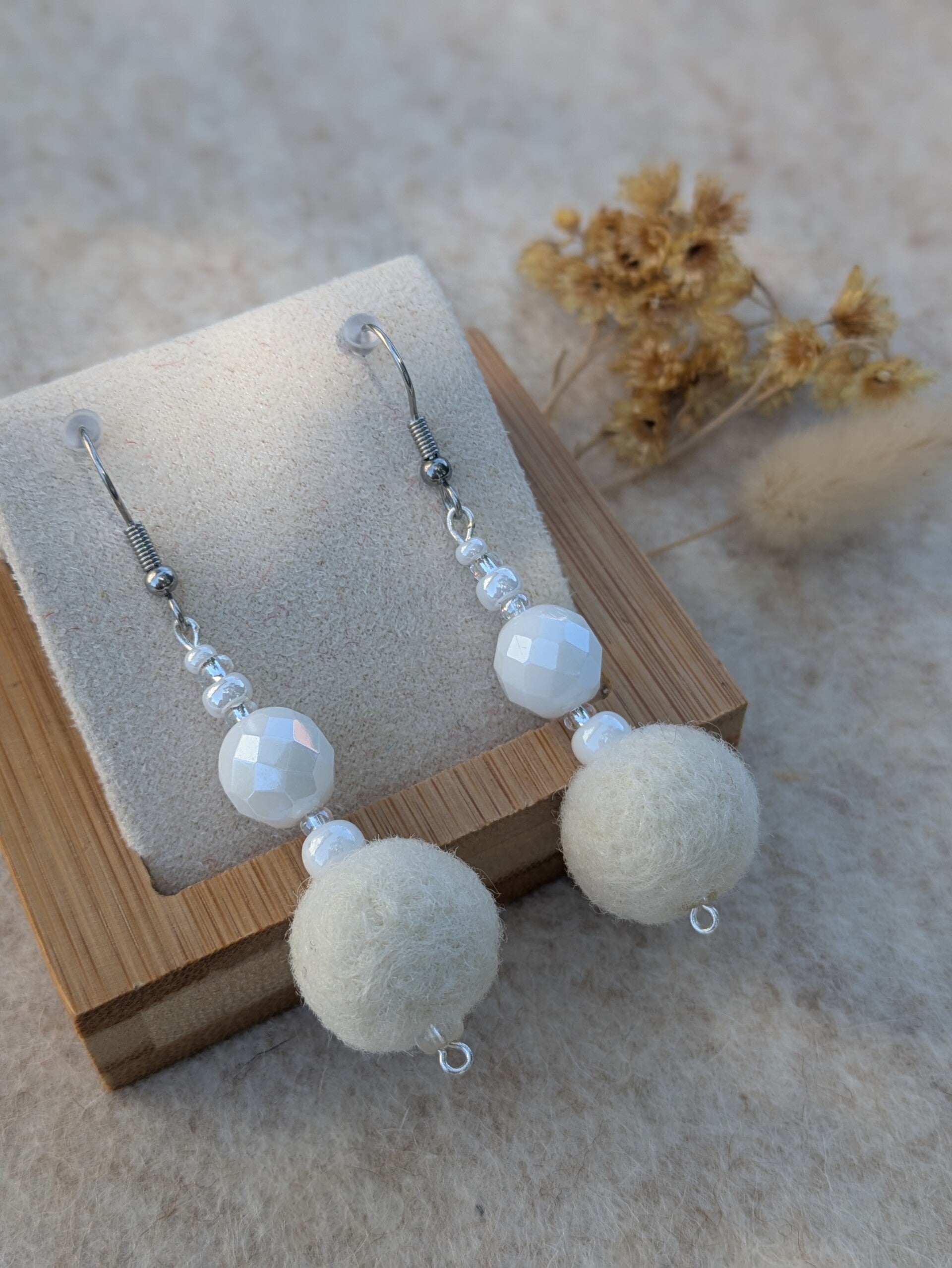 Boucles d'oreilles en laine feutrée - écrues