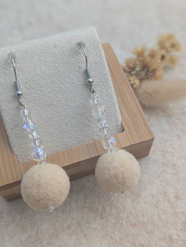 Boucles d'oreilles longues en laine feutrée - écrues