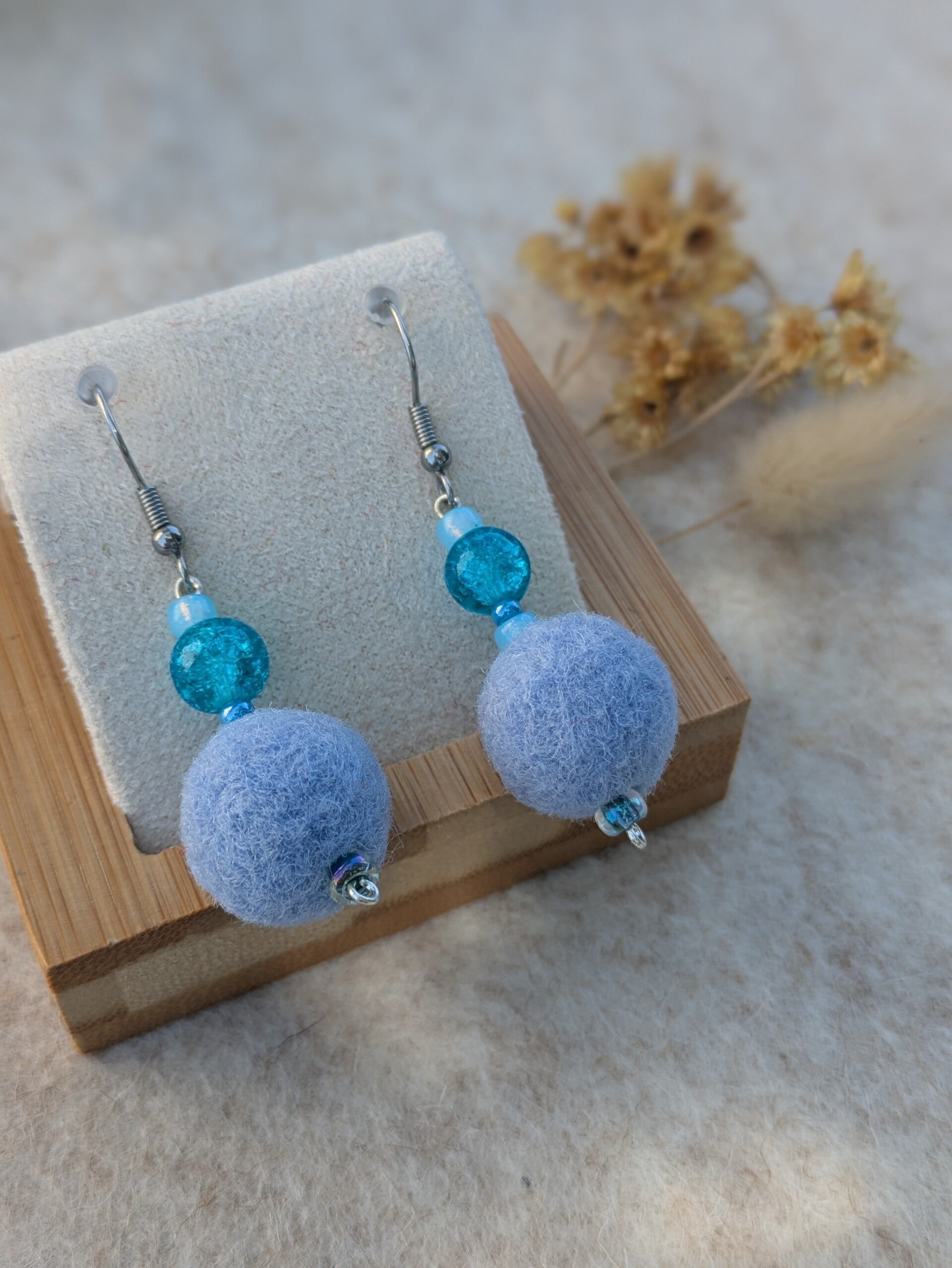 boucles d'oreilles en laine feutrée
