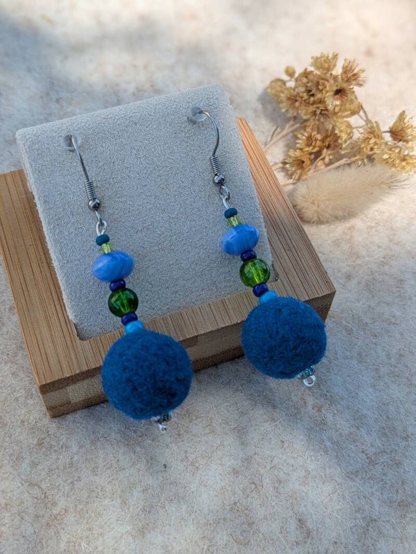 Boucles d'oreilles en laine feutrée - bleues
