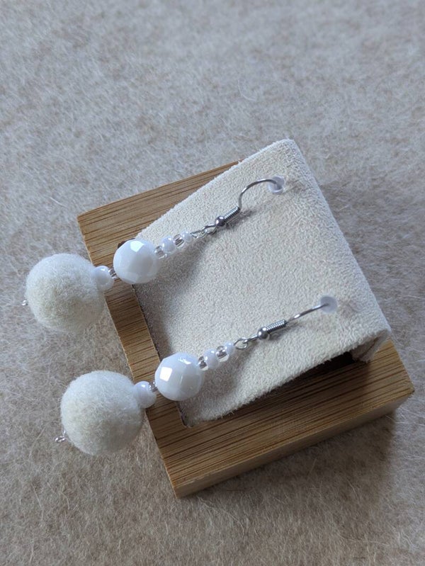 Boucles d'oreilles en laine feutrée - écrues
