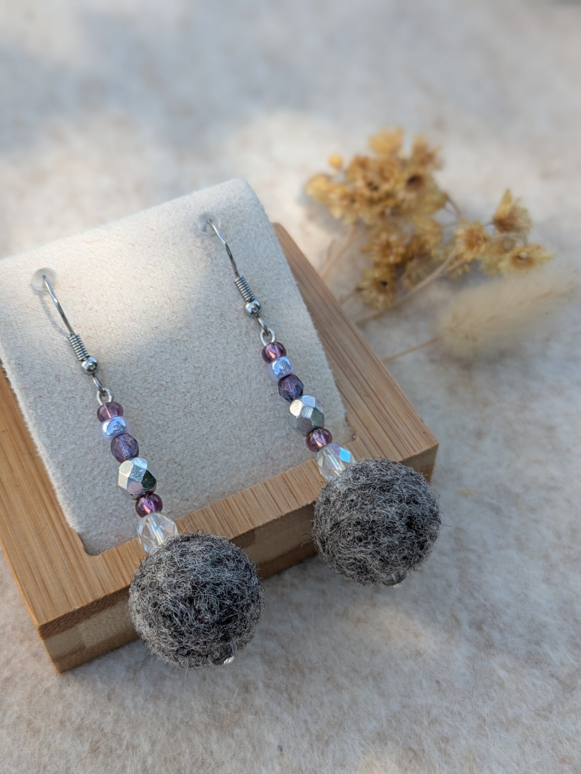 Boucle d'oreilles en laine feutrée - grises chinées