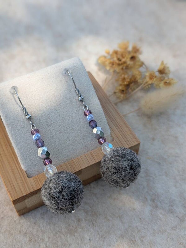 Boucle d'oreilles longues en laine feutrée - grises chinées