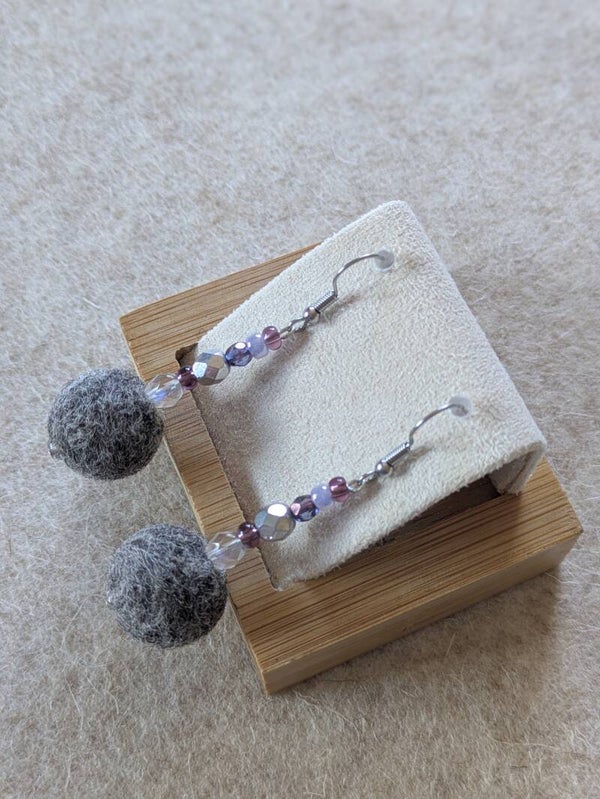 Boucle d'oreilles en laine feutrée - grises chinées