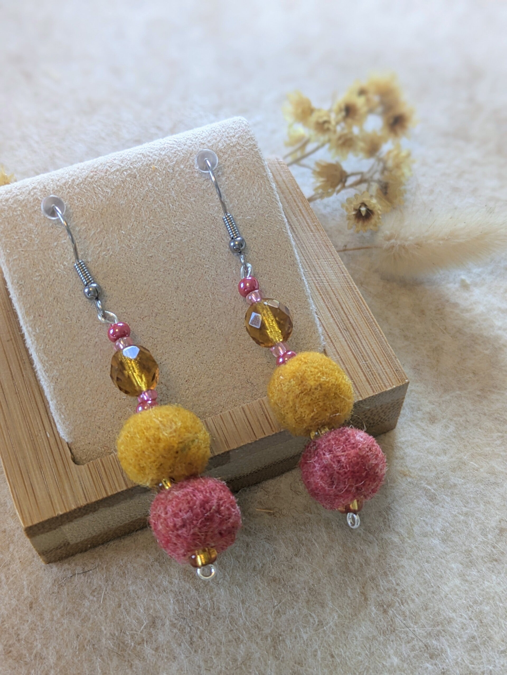 Boucles d'oreilles bicolores - jaunes curry et roses corail chinées
