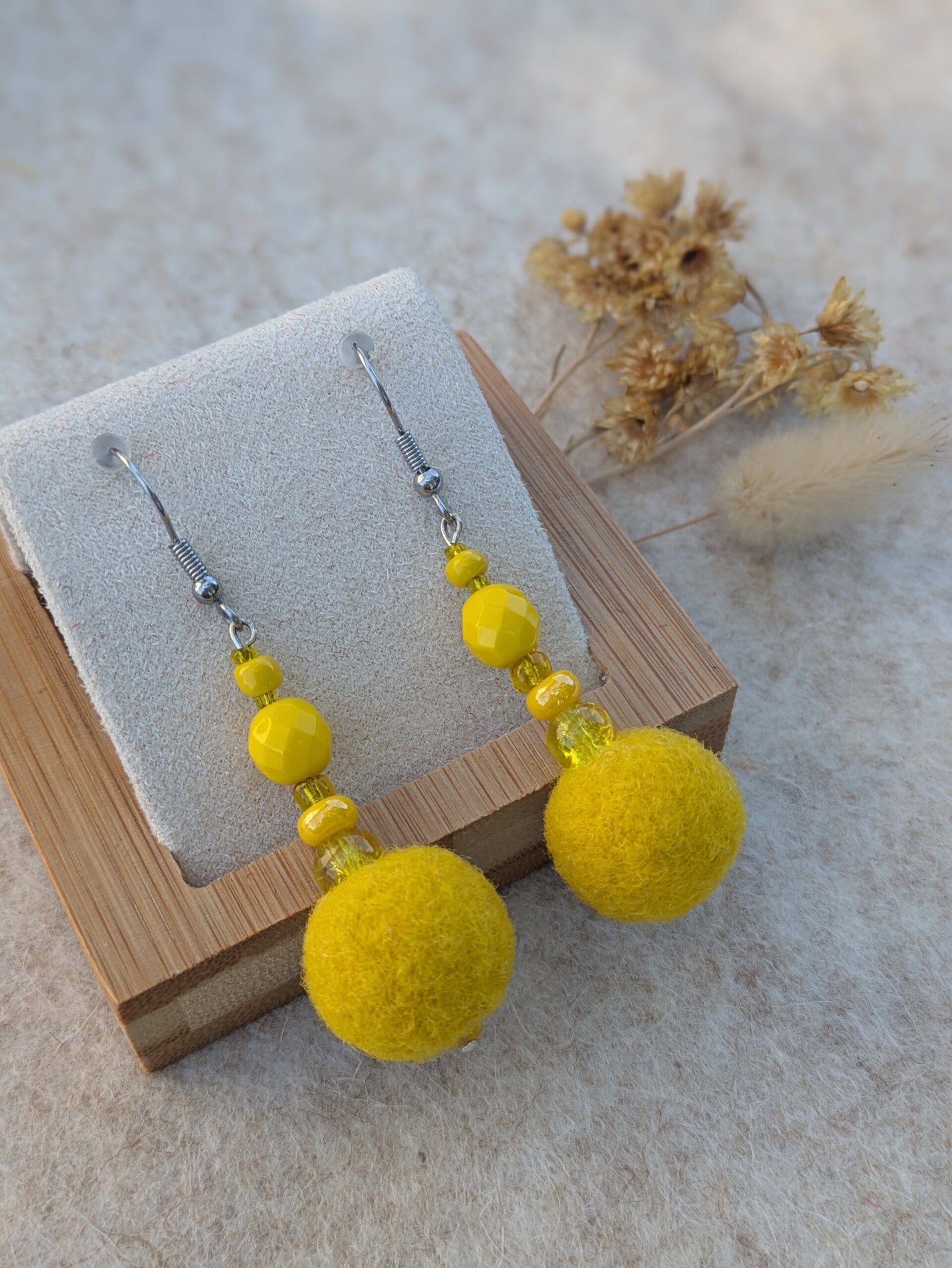 Boucles d'oreilles en laine feutrée - jaunes