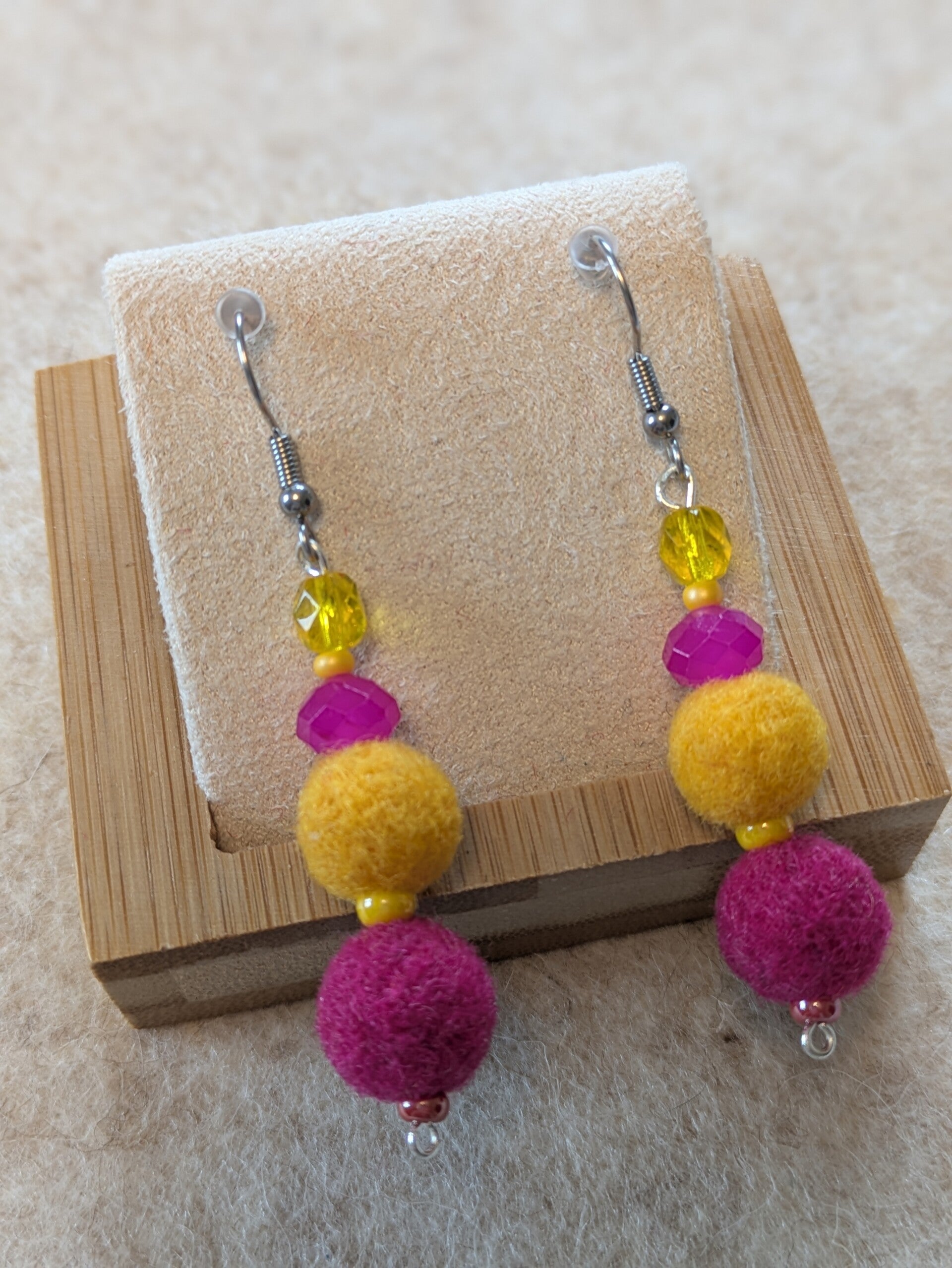 Boucles d'oreilles bicolores - roses vives et jaune maïs