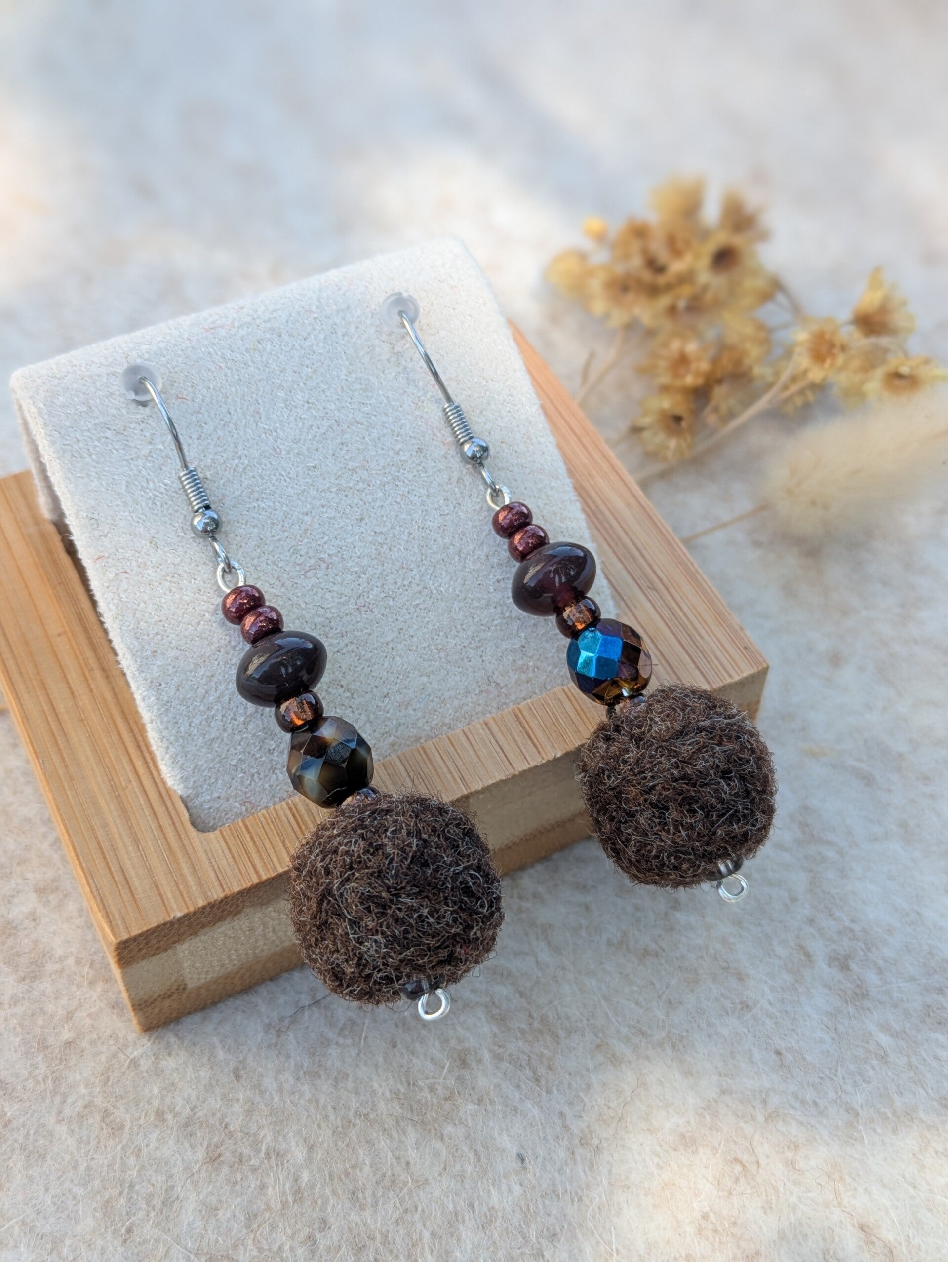 Boucles d'oreilles en laine feutrée - marrons