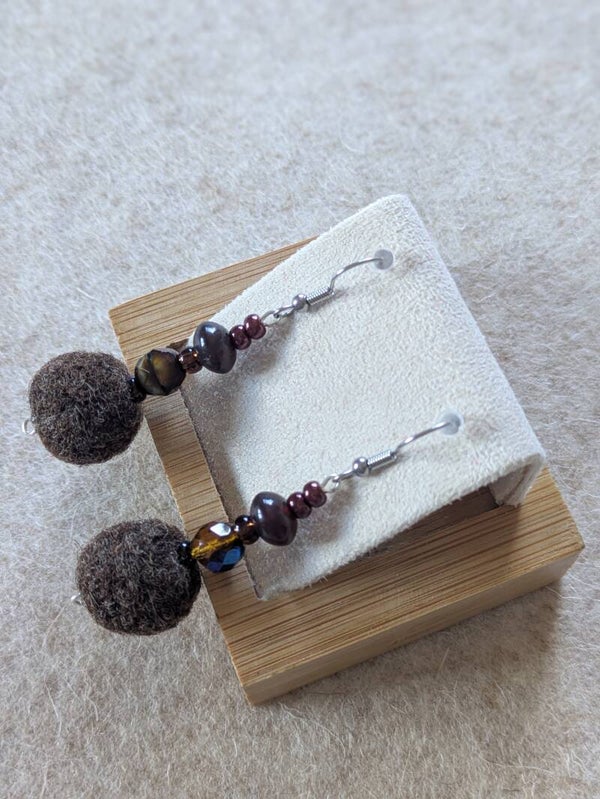 Boucles d'oreilles en laine feutrée - marrons