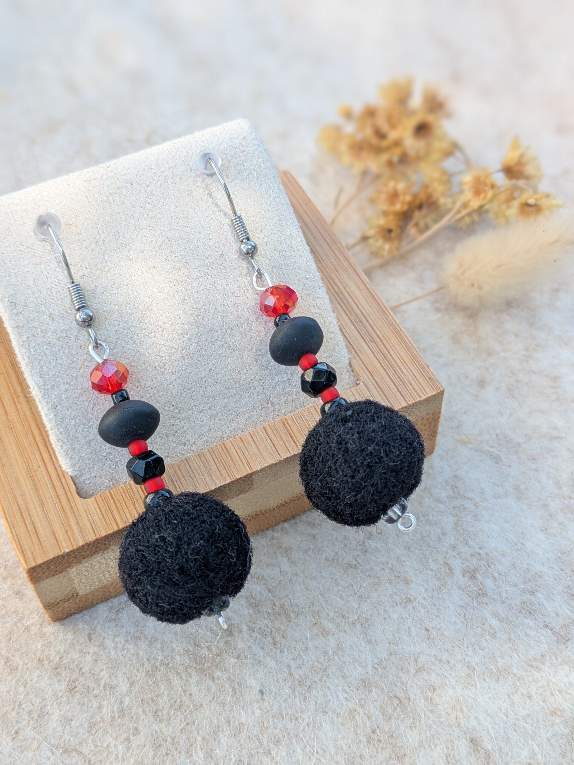 Boucles d'oreilles en laine feutrée - noires