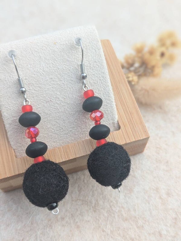 Boucles d'oreilles longues en laine feutrée - noires