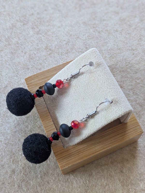 Boucles d'oreilles en laine feutrée - noires