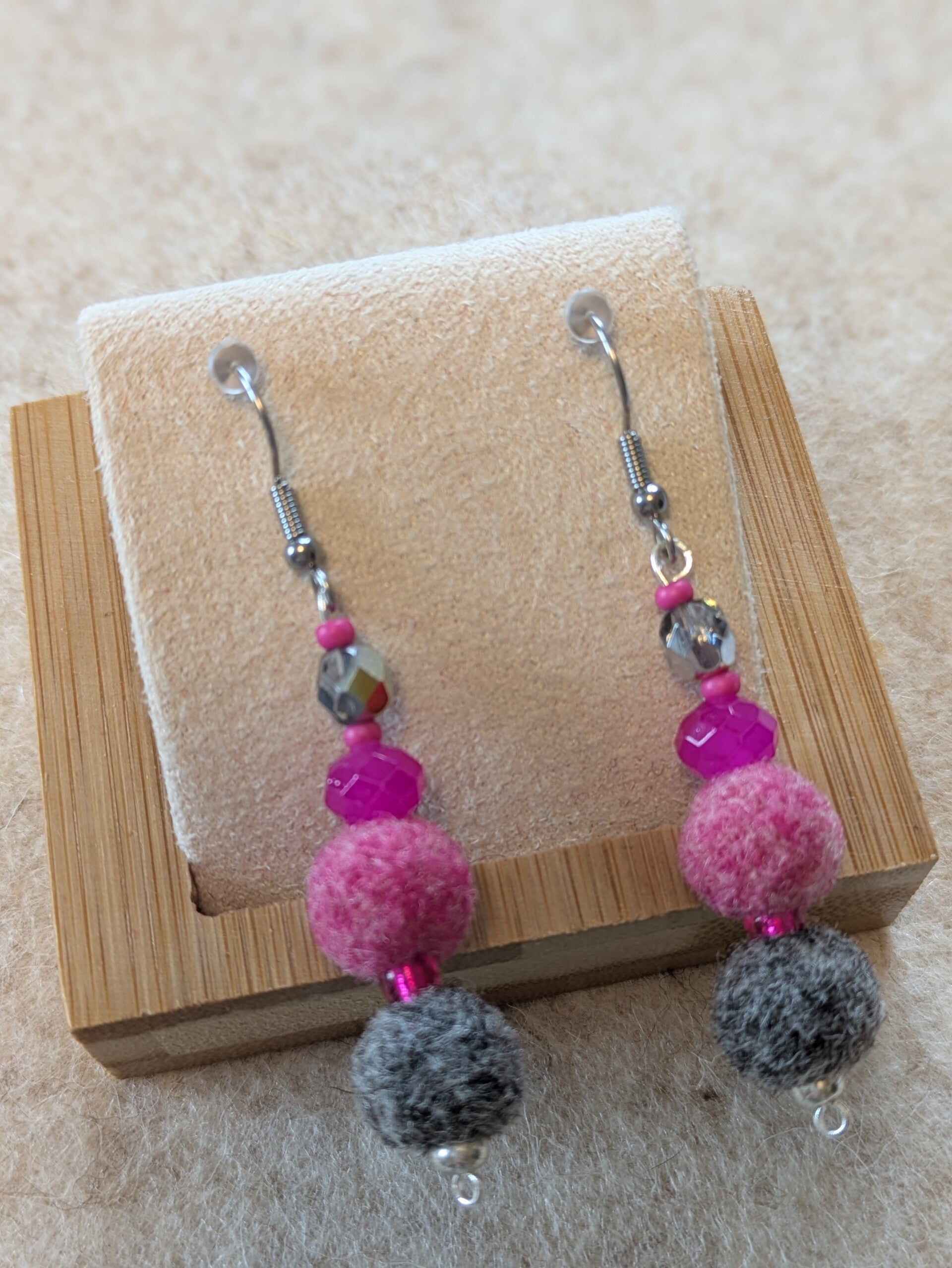 Boucles d'oreilles bicolores - roses chinées et grises chinées