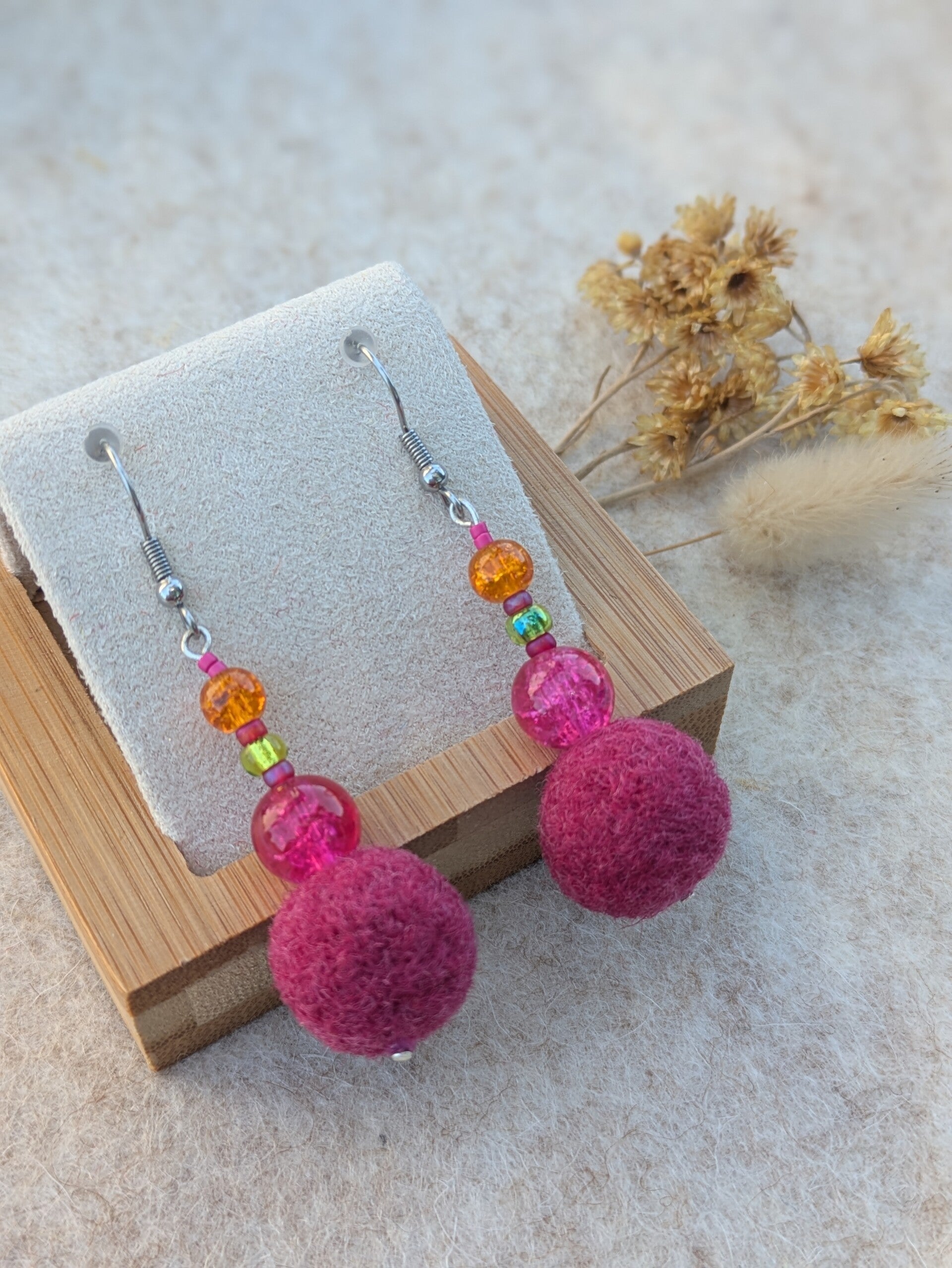 Boucles d'oreilles en laine feutrée - roses
