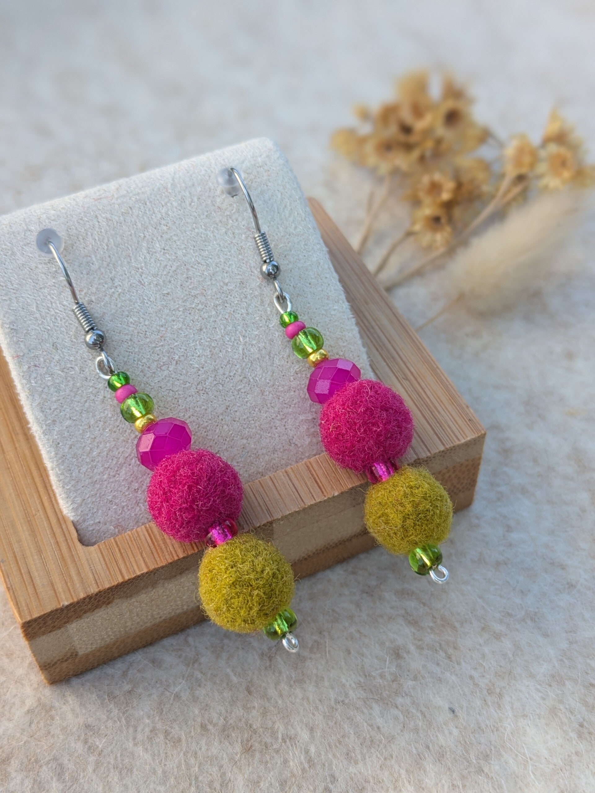 Boucles d'oreilles bicolores - roses vives et vertes pommes