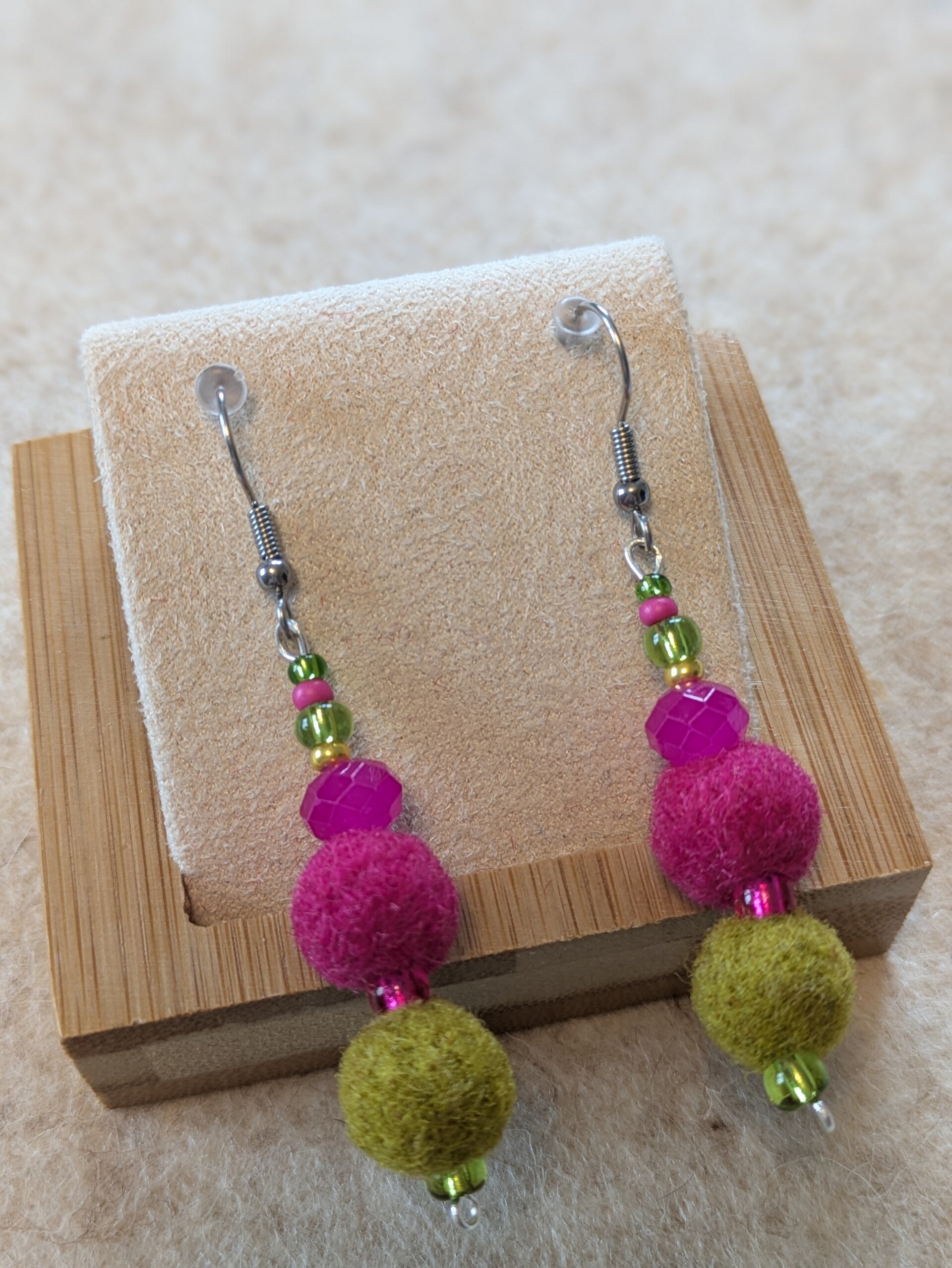 Boucles d'oreilles bicolores - roses vives et vertes pommes