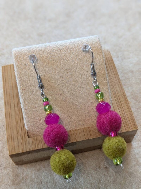 Boucles d'oreilles bicolores - roses vives et vertes pommes