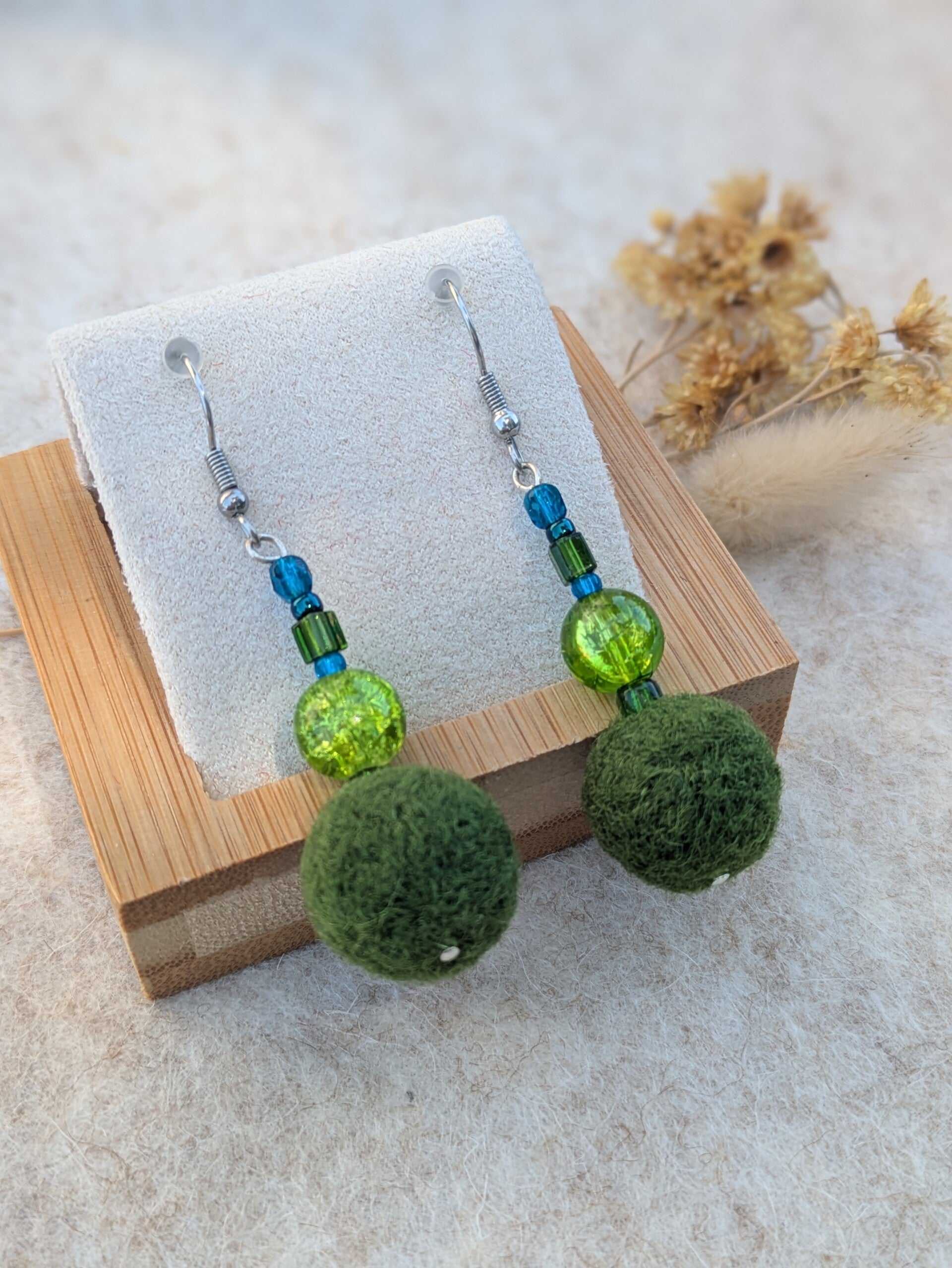 Boucles d'oreilles pendantes en laine feutrée - vertes