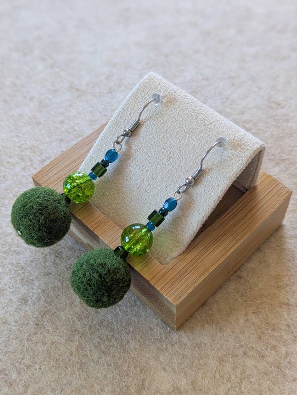 Boucles d'oreilles pendantes en laine feutrée - vertes