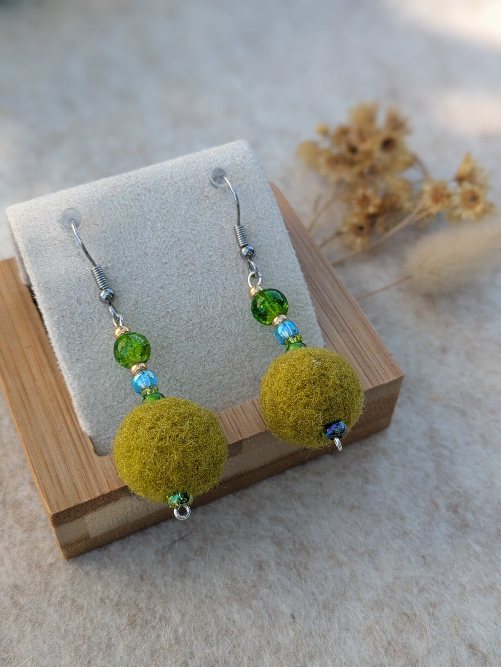 Boucles d'oreilles dépareillées en laine feutrée