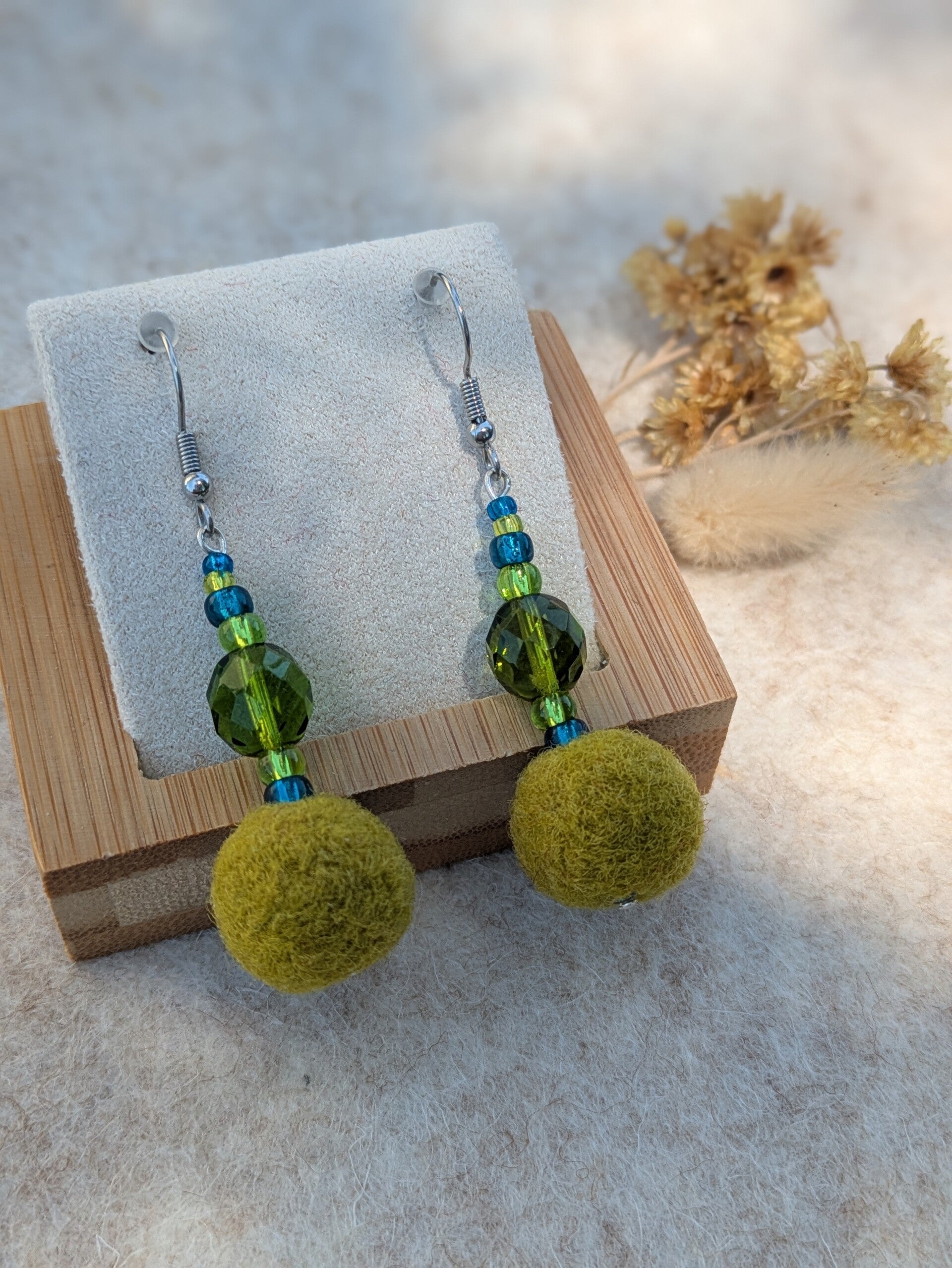 boucle d'oreille longues laine feutrée verte