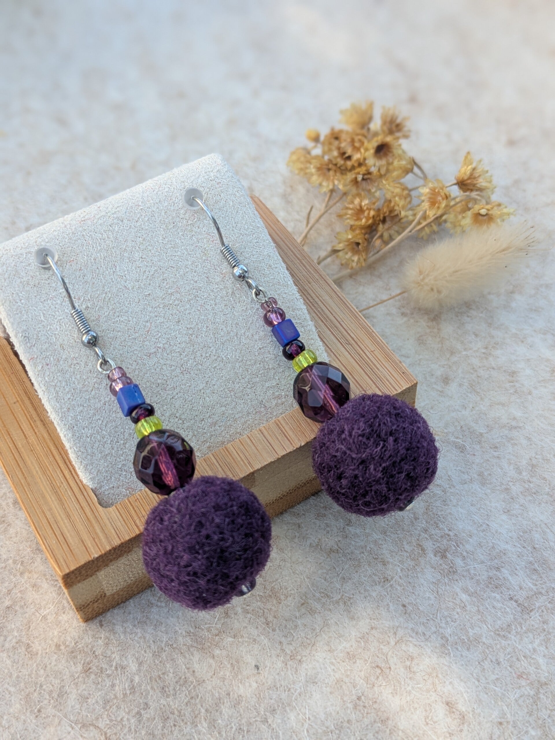 Boucles d'oreilles en laine feutrée - violettes