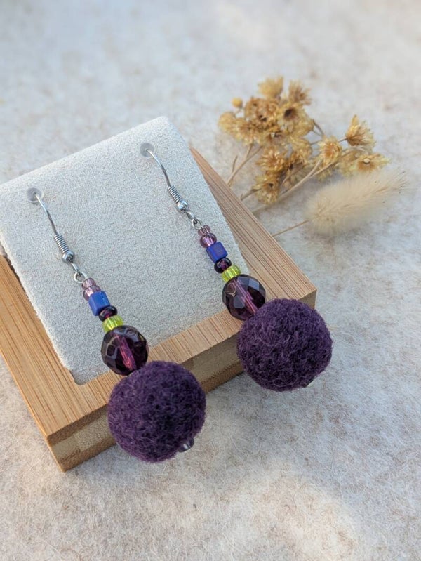 Boucles d'oreilles en laine feutrée - violettes