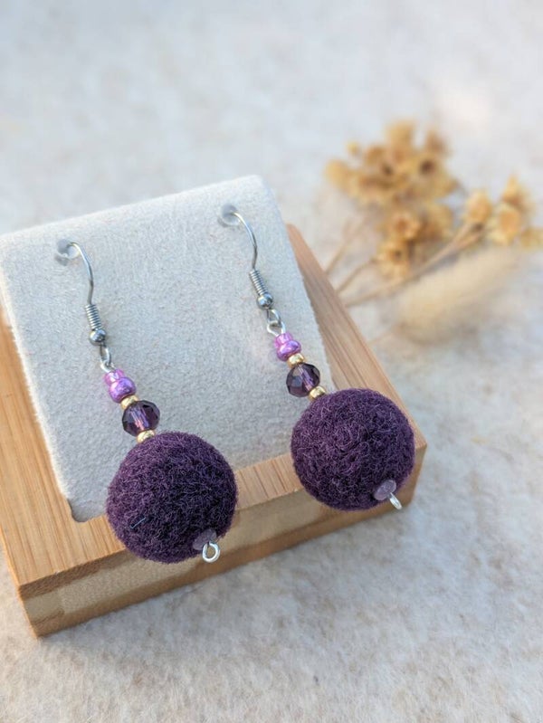 Boucles d'oreilles courtes - violettes