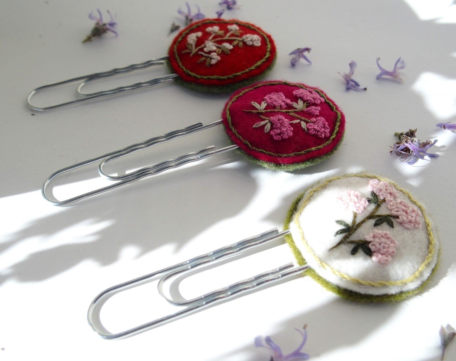 Marque-page en feutre de laine brodé