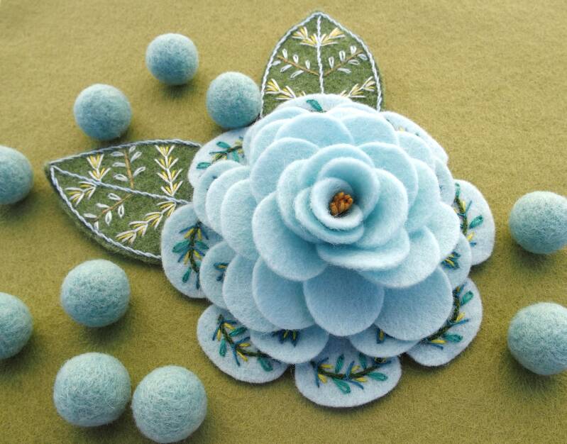 Fleur en feutre de laine brodé
