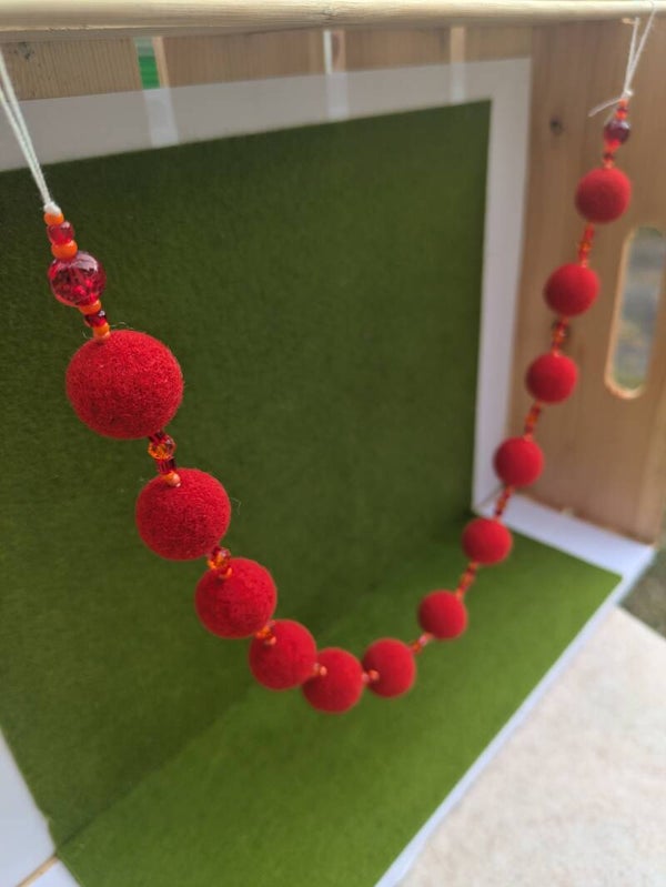 Guirlande de boules en laine feutrée - rouge vif