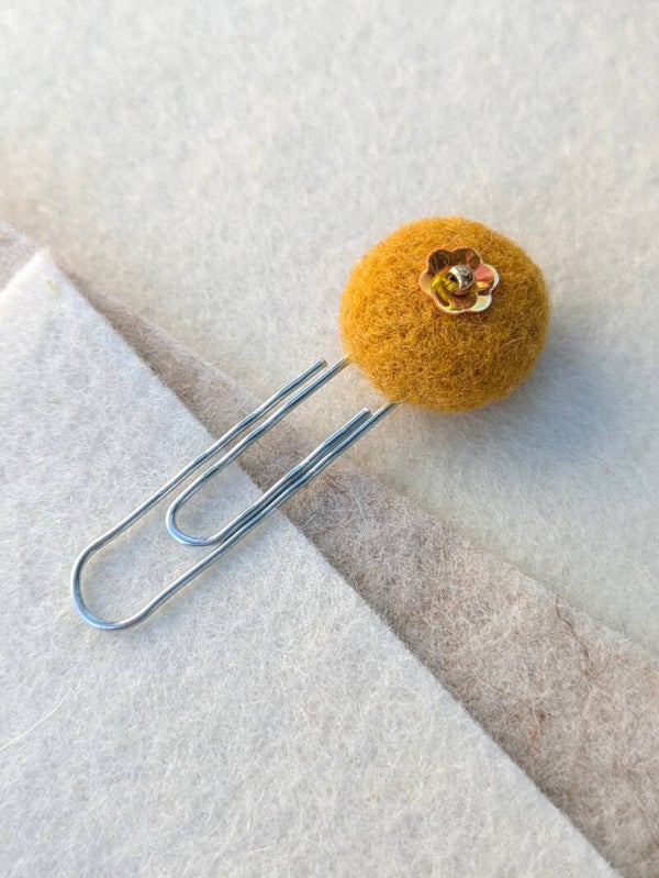 Petit marque-page laine feutrée sequin - jaune