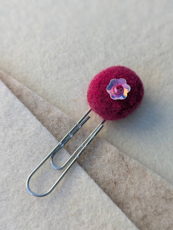 Petit marque-page laine feutrée sequin - rose