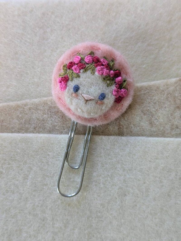 Petit trombone en feutrine de laine ourson - rose
