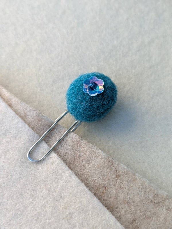 Petit marque-page laine feutrée sequin - bleu