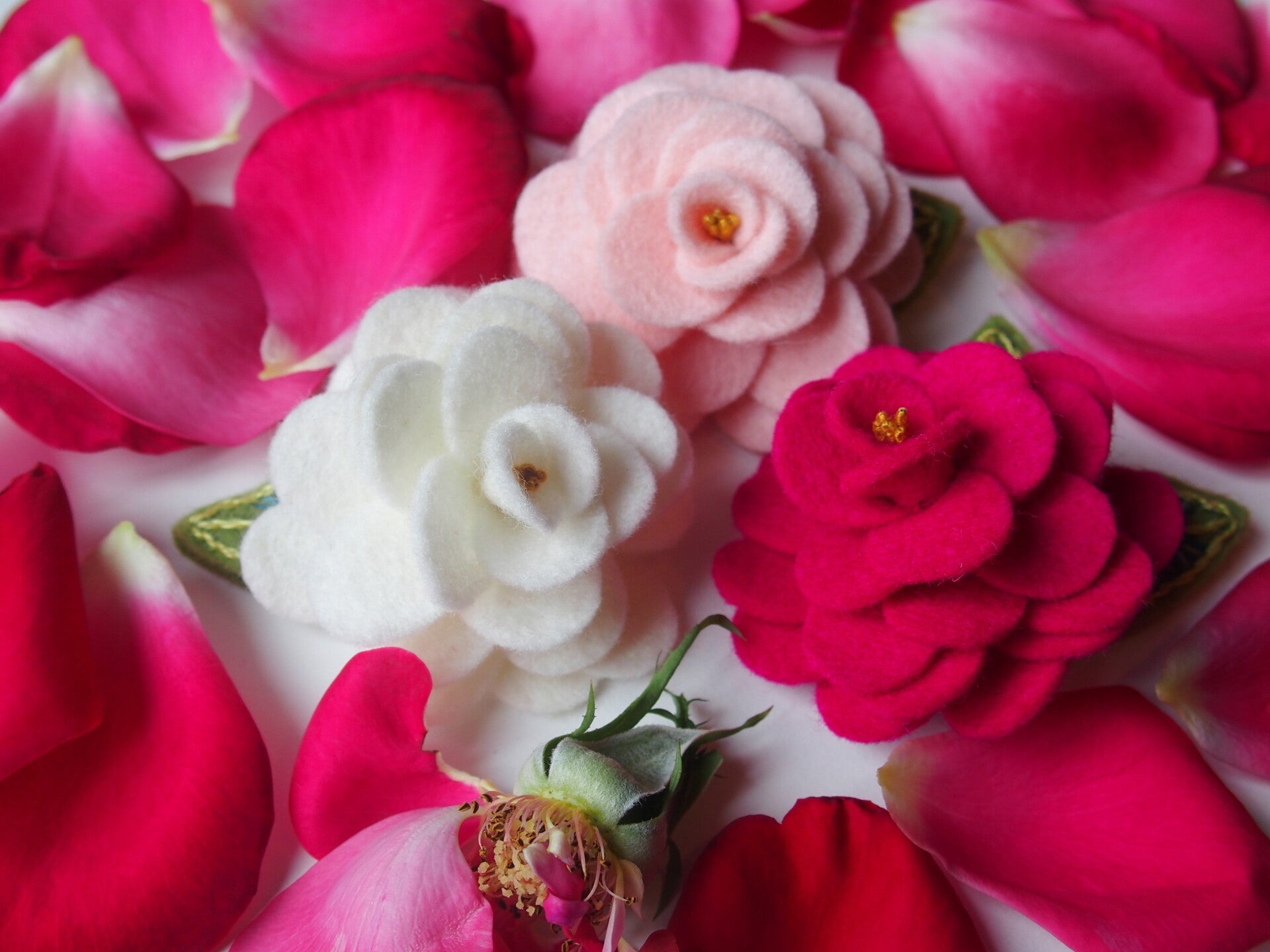 Fleur en feutre de laine brodé