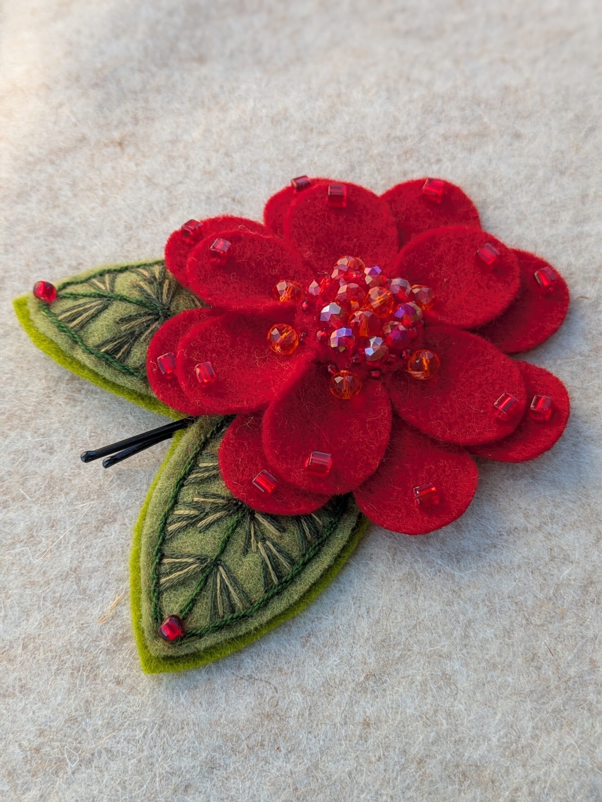 Barrette fleur laine feutrée - rouge
