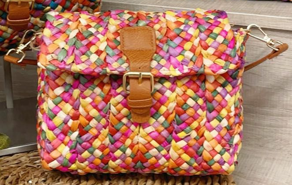 -BOLSO CUADRADO MIMBRE HEBILLA 26x18cm