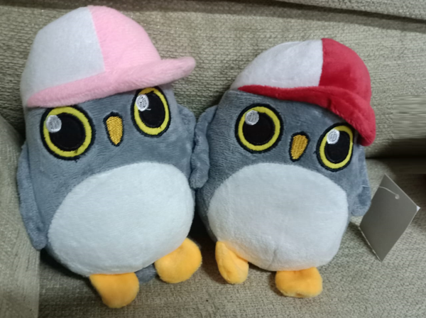 PELUCHE MEDIANO PINGÜINO GORRA 20cm