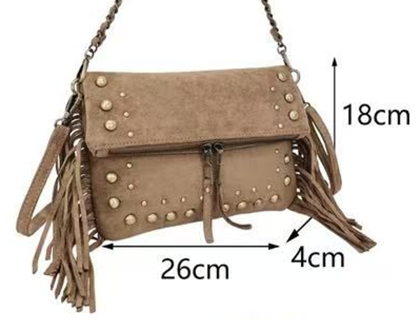 BOLSO ALARGADO TACHUELAS FLECOS 26x18cm
